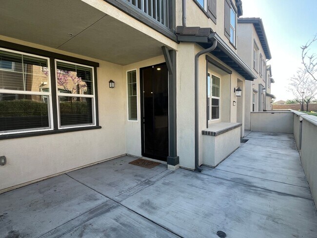 Building Photo - Spacious 3 bedroom, 3-bathroom condo for rent