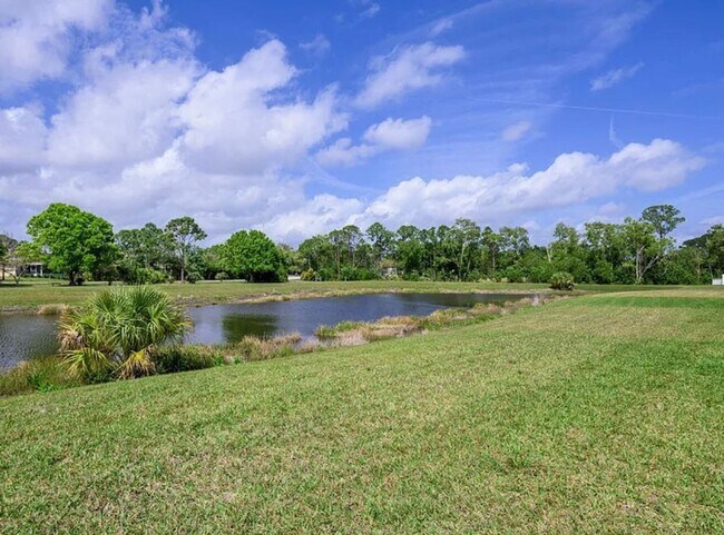 Building Photo - 3 Bedroom 2.5 Bathroom Townhome with 2 Car...