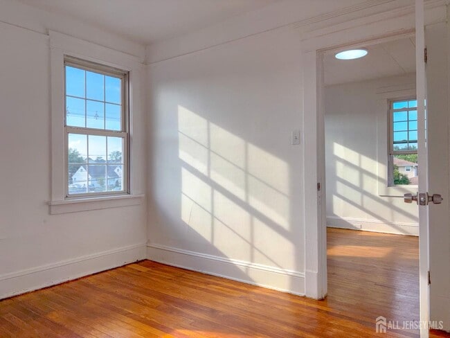 Building Photo - 142 Longfellow St