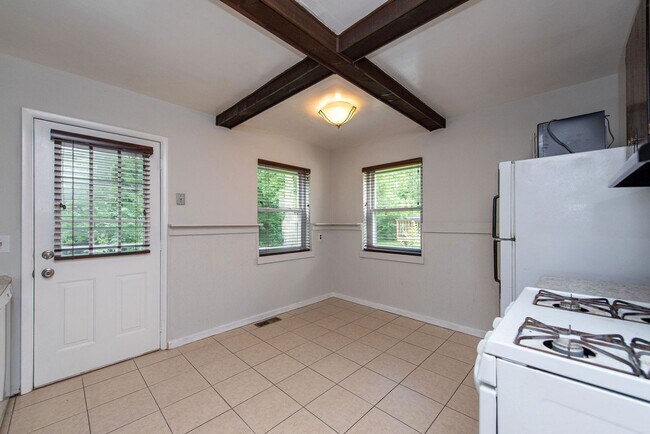 Building Photo - 3627 Edgebrook Dr