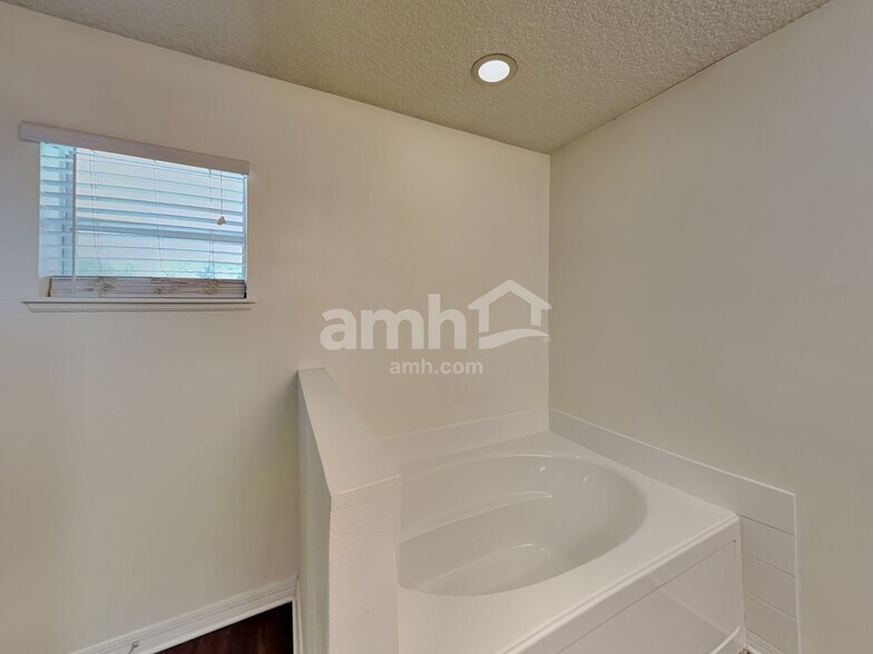 Building Photo - 5528 Cougar Park Ct