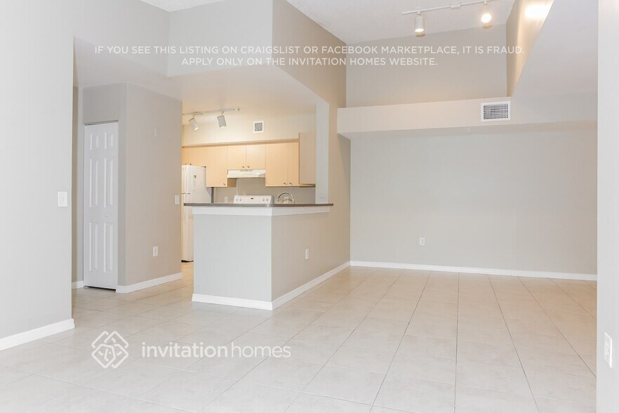 Building Photo - 2427 Centergate Dr