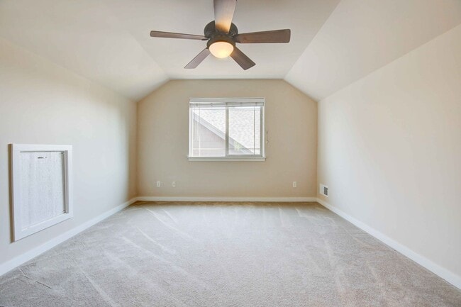 Building Photo - 3 bed/2.5 w/garage in Desirable Barton Cro...