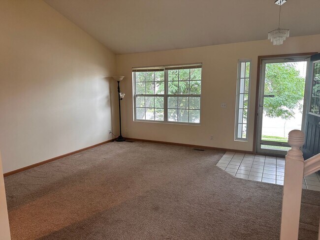 Building Photo - Three bedroom 3 bathroom in popular Bellevue