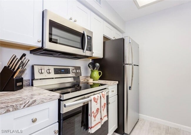 Building Photo - 372 4th Ave S