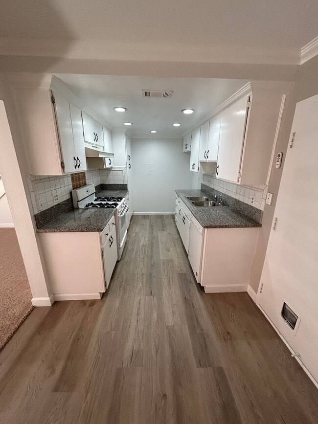 Building Photo - 2 story, 2 Bedroom, 1 bath condo for Rent - Move In Ready