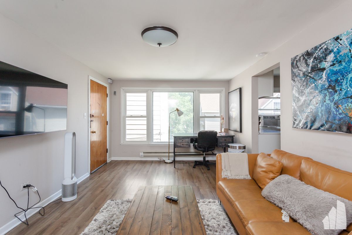 Building Photo - 6427 N Hermitage Ave