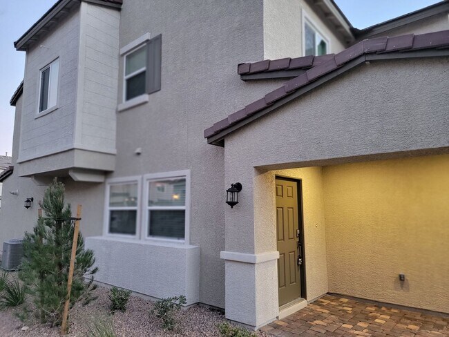 Building Photo - Stunning  4 Bedroom Townhome