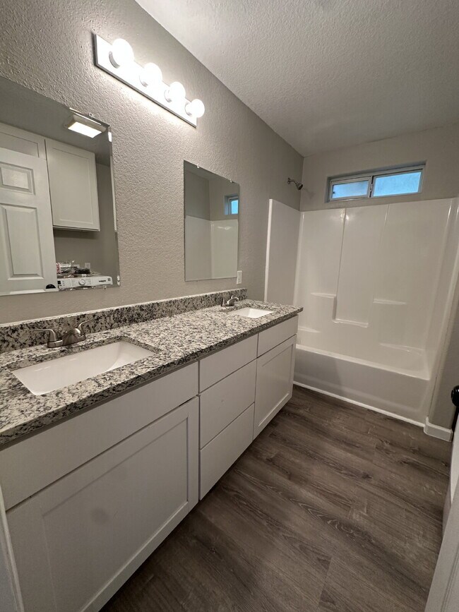 Building Photo - 3-bedroom, 2-bath home nestled in the Rolling Hills subdivision in Canyon Lake