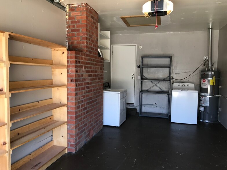 Garage with washer & dryer - 921 Sherman Oaks Dr