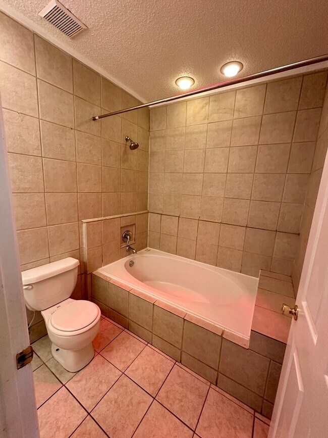 Building Photo - 3 BED | 2 BATH | GATED BACKYARD | THOMAS S...