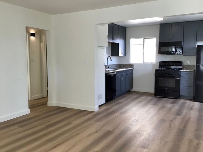 Building Photo - $300 OFF MOVE IN SPECIAL! 2BR/1BA Apartmen...