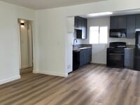 Building Photo - 2BD 1BA Apt Next to USD - Spacious Upstairs Unit, Pet Friendly, 1 Parking Space, No Carpet