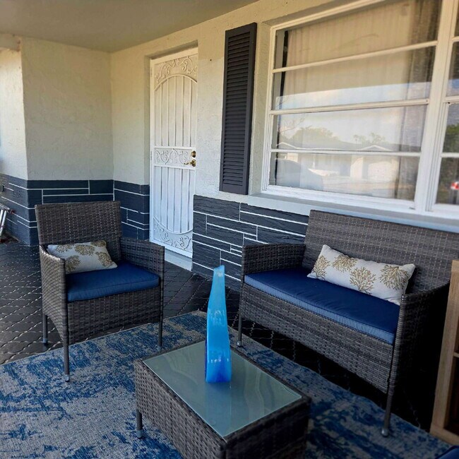 Building Photo - This gorgeous 2/1 house has been remodeled gourmet chef's kitchen, shaker cabinets, granite count...