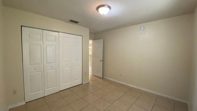 Building Photo - 523 Silver Way Dr