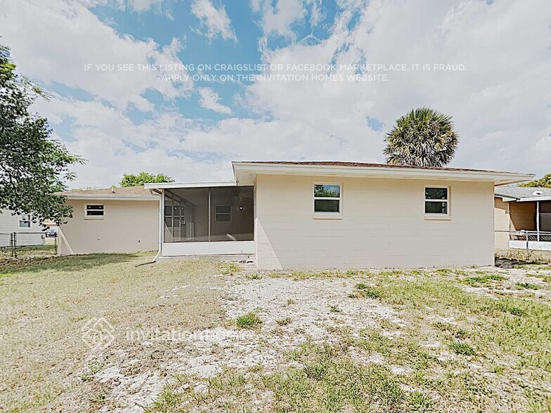 Building Photo - 900 Vincent Dr