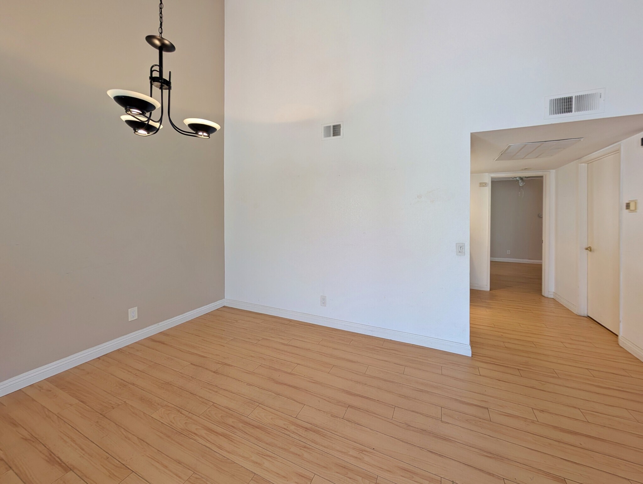 Building Photo - 4852 Cabana Dr