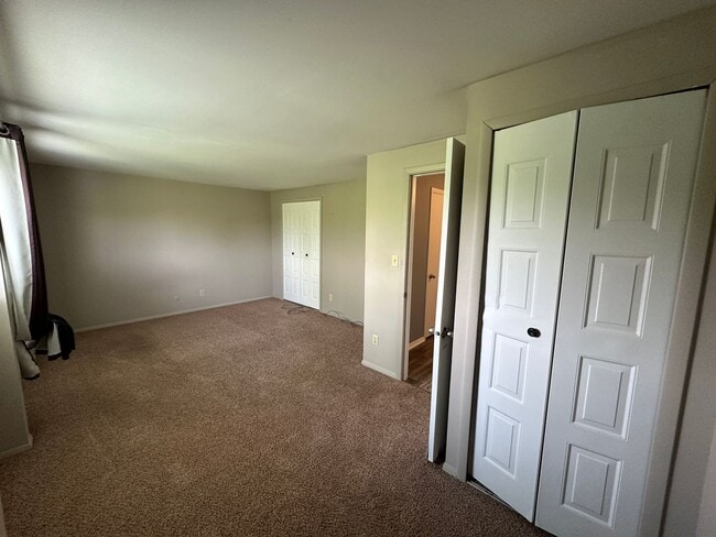 Building Photo - ***REDUCED PRICE***2 Bedroom Townhome in Western Schools