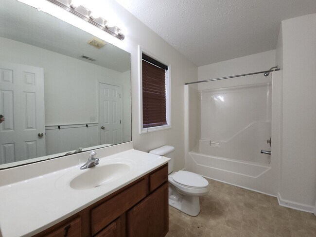 Building Photo - 205 Ashcroft Dr