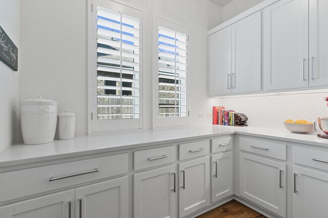 Building Photo - 902 Falcon Hollow Ln