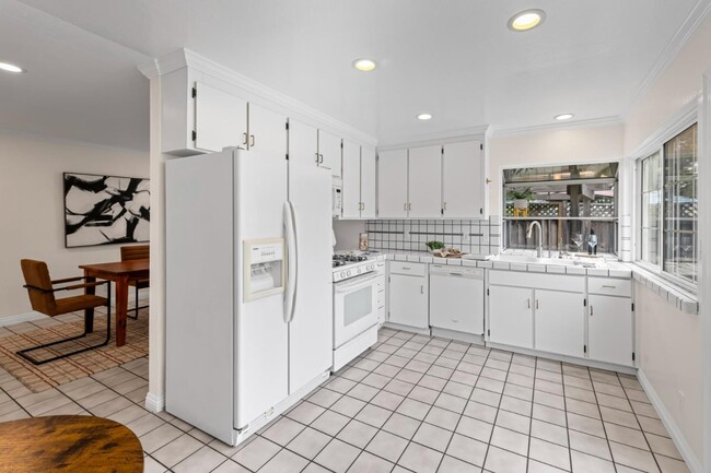 Building Photo - 464 Edelweiss Dr