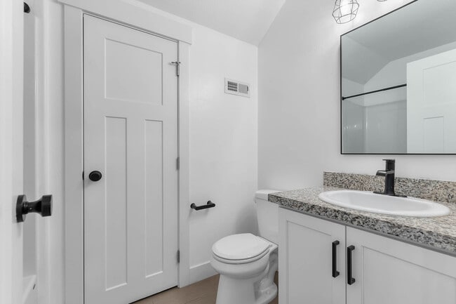 Building Photo - 196 E Water Ln