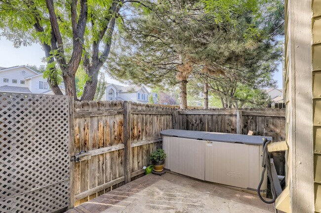 Building Photo - Evolve Real Estate: Spacious 3 Bed 3 bath Townhouse  in LITTLETON! Available 7/5/2026!