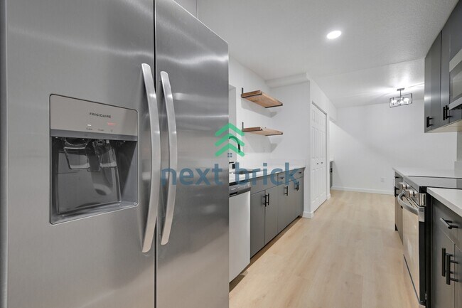 Building Photo - 2 Bed 1 Bath Condo