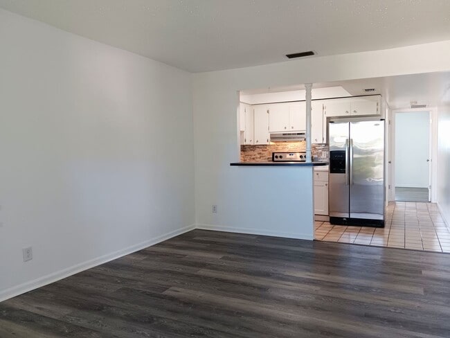 Building Photo - Nice, renovated one-bedroom near 4th St corridor