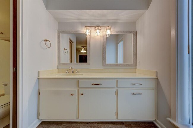 Building Photo - 2452 Country Club Dr