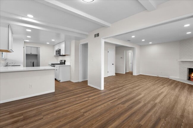 Building Photo - Updated Winnetka 3-Bedroom with Backyard a...