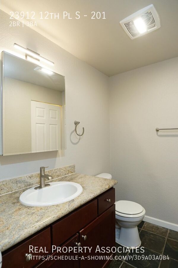 Building Photo - Spacious 2 Bedroom 2.5 Bathroom Townhouse ...