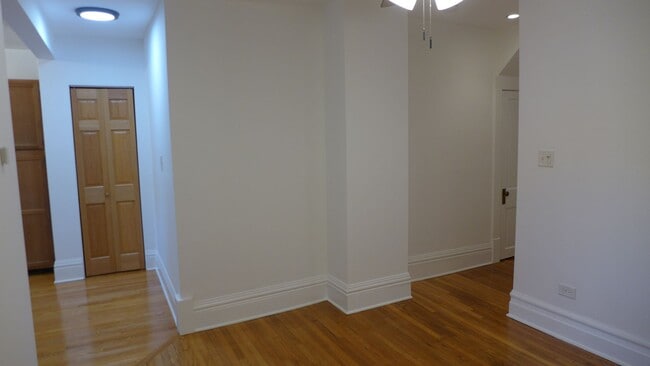 Building Photo - 136 Elgin Ave