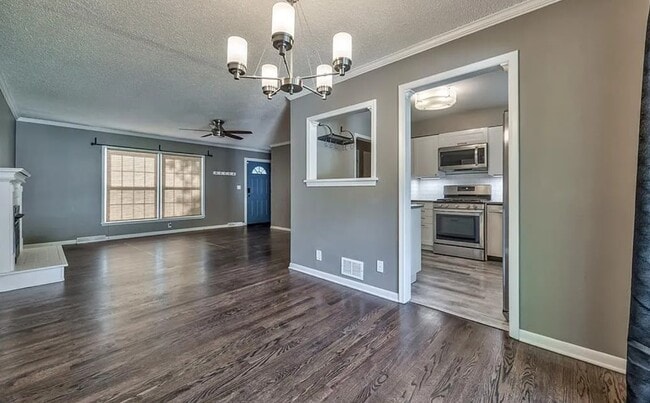 Building Photo - 8608 Maple Ave