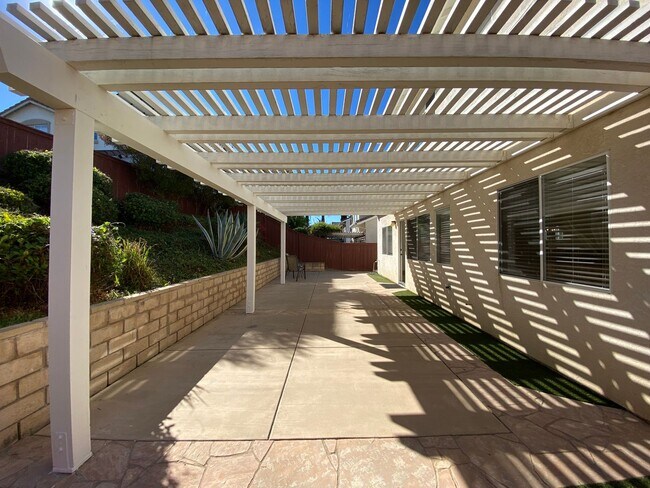 Building Photo - Beautiful Spacious 3BR/2.5BA Located in the Ivey Glenn Community!!