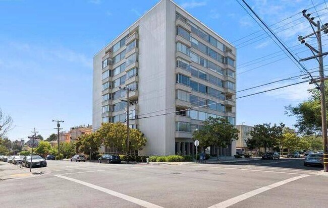 Building Photo - Dana