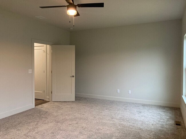 Building Photo - **LESS THAN 10 miles to Fort Knox**