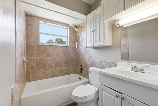 Building Photo - 1107 Jamela Dr