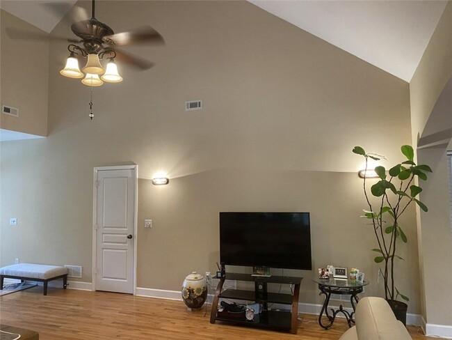 Building Photo - 225 Silver Birch Ct