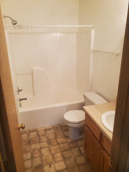 Hall Bathroom - 1014 Augusta Ln