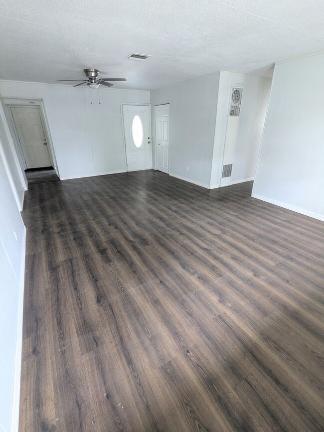 Building Photo - 3Bedroom+BONUS, 2 bath Daytona Beach