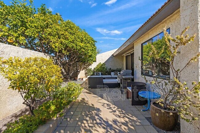 Building Photo - 1317 E Amado Rd