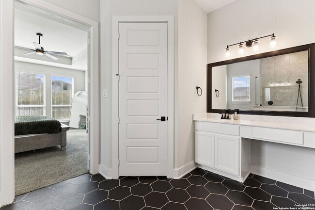 Building Photo - 462 Vamanos