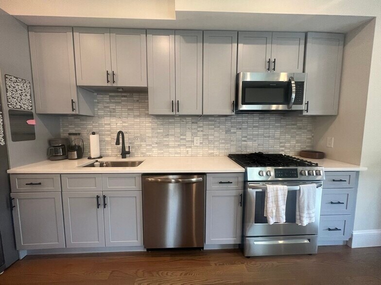 Primary Photo - 158 Bennington St
