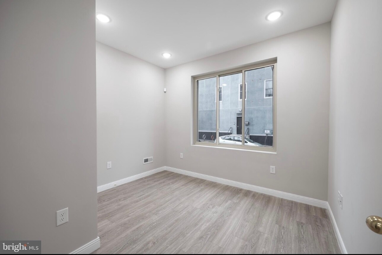 Building Photo - 1428 W Thompson St