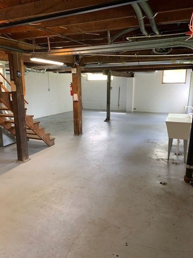 Building Photo - Spacious 3 bed 1 bath Edmonds Home on Large Private Lot! $2850/mo.