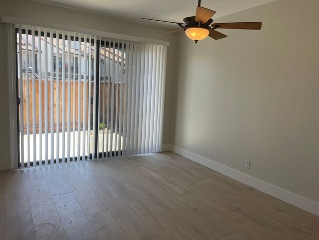 Building Photo - Beautiful Updated 3 Bedroom, 2 1/2 Bath Condo