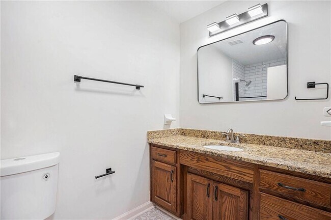 Building Photo - 1996 Briarwood Dr