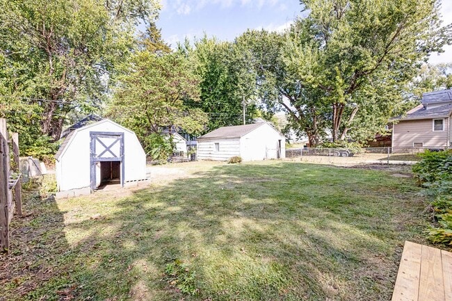 Building Photo - 3BR Cottage with Large Backyard, Garage and a Basement!
