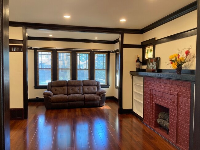 Building Photo - 4830 N Tripp Ave